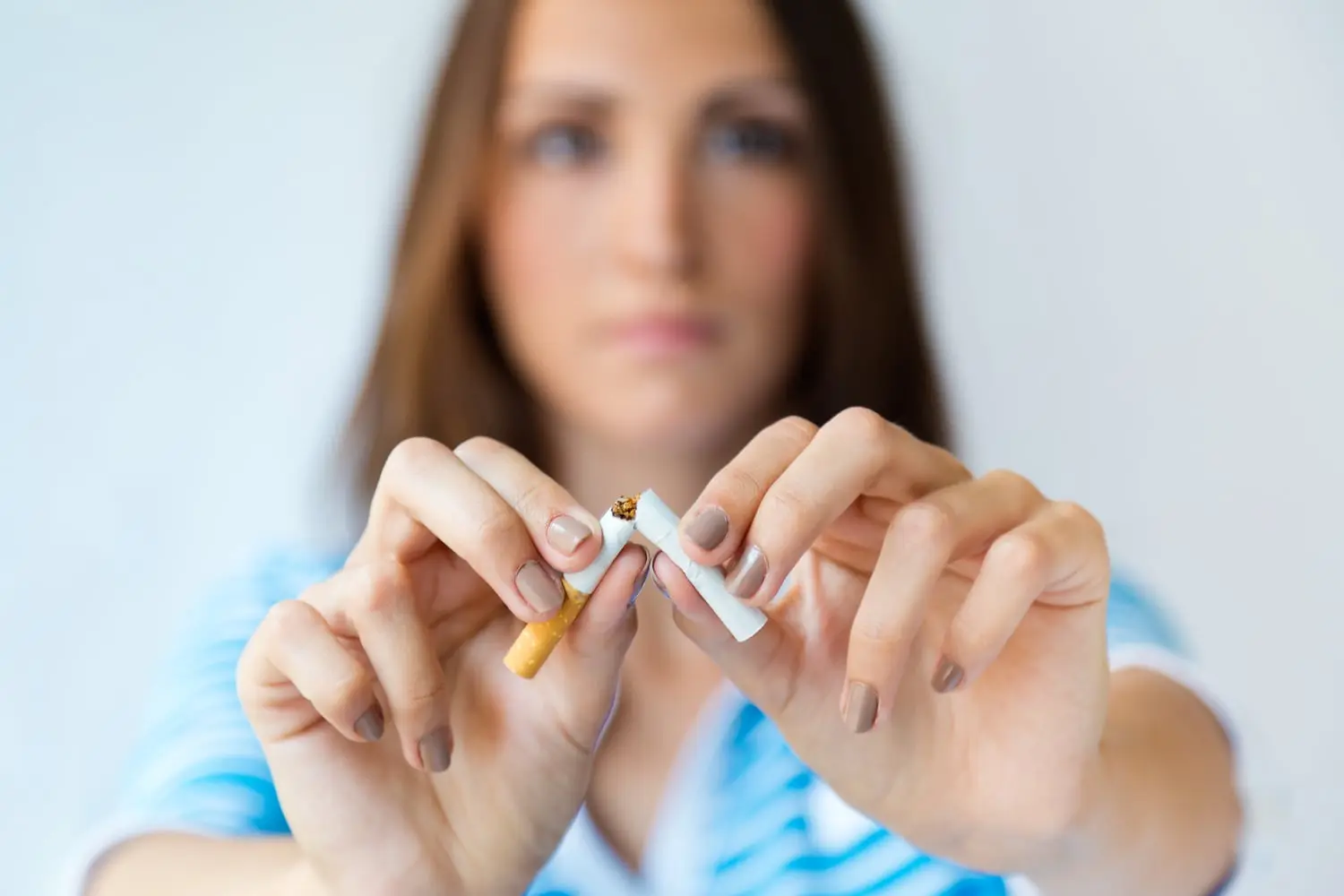 Femme brisant une cigarette