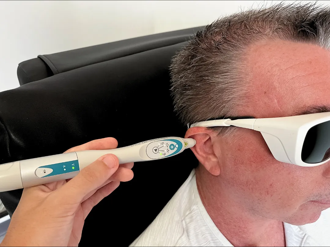Traitement laser de l’oreille, avec lunettes de protection