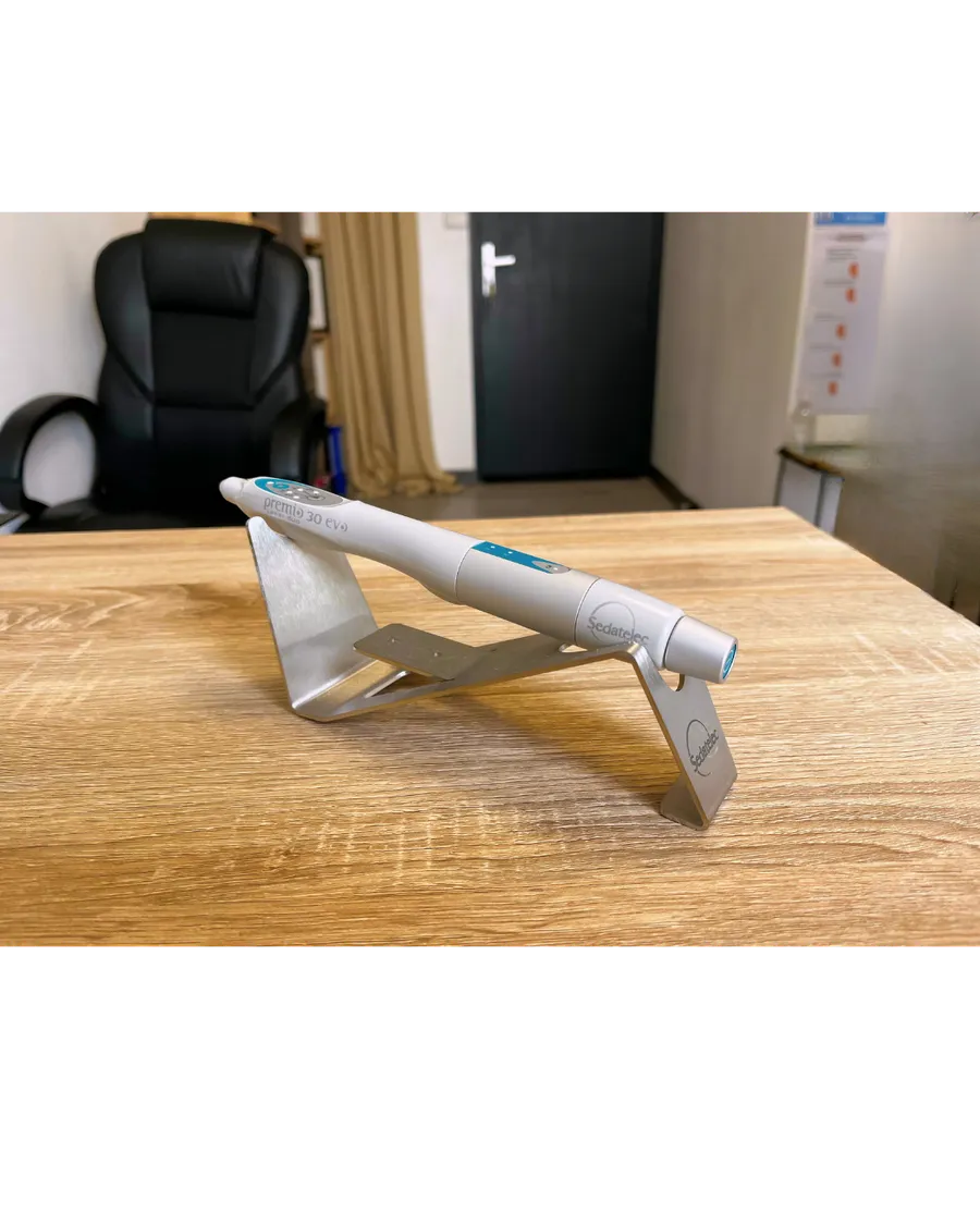 Le stylo laser Sedatelec posé sur son support au cabinet de Saint-Paul