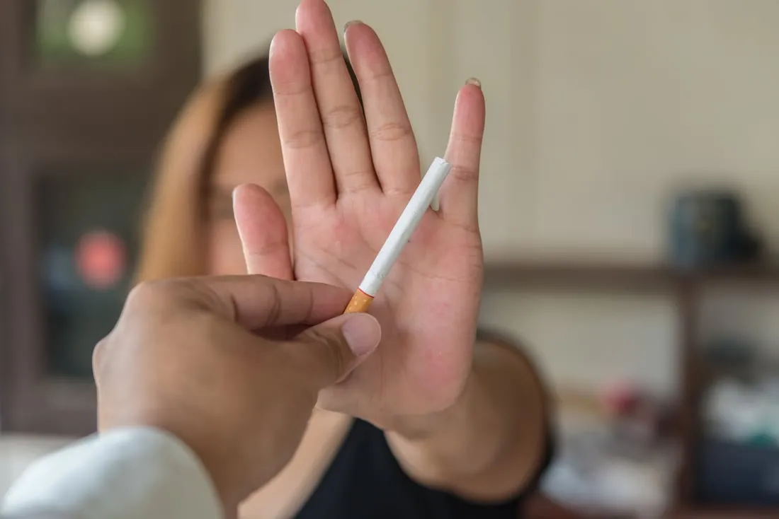 Une main refusant une cigarette